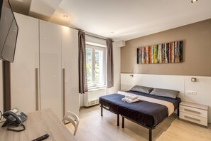 Doppel- oder Zweibettzimmer | Zimmersafe, laptopgeeigneter Arbeitsplatz, schallisolierte Zimmer