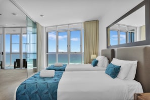 4 Bedroom Skyhome | Individually decorated, individually furnished, desk, iron/ironing board - Reflection on the Sea (Coolangatta)