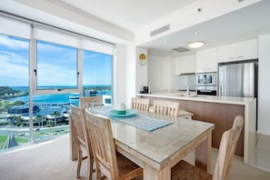 Apartment, 3 Bedrooms, Ocean View | Dining room