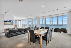 4 Bedroom Skyhome | In-room dining - Reflection on the Sea (Coolangatta)