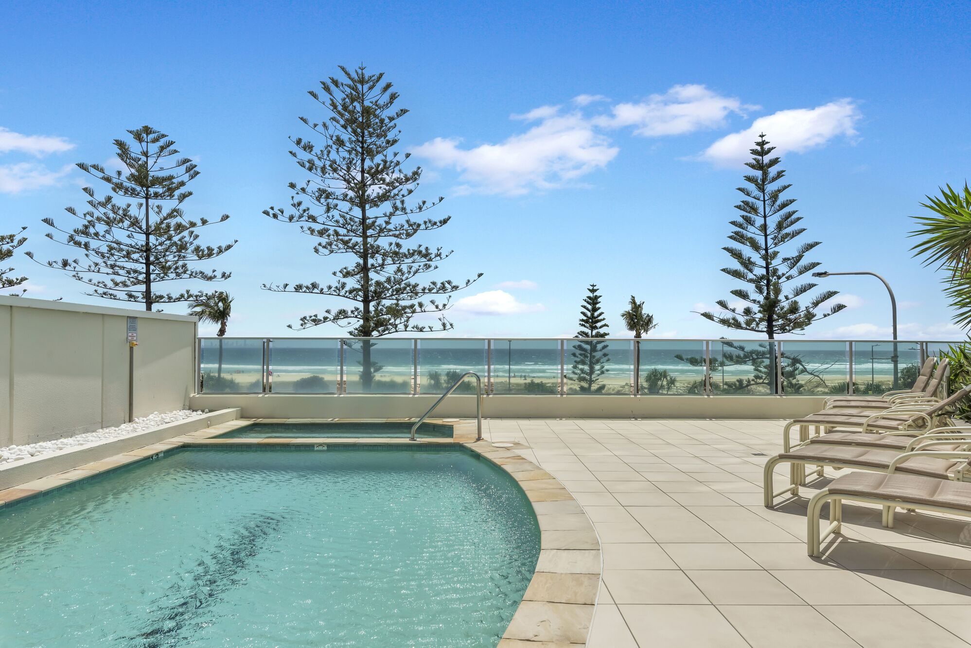 Hồ bơi ngoài trời, ghế dài tắm nắng 