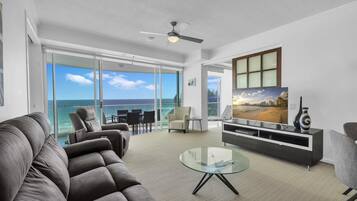 Departamento, 2 habitaciones, vista al océano | Decoración personalizada, muebles diferentes y escritorio