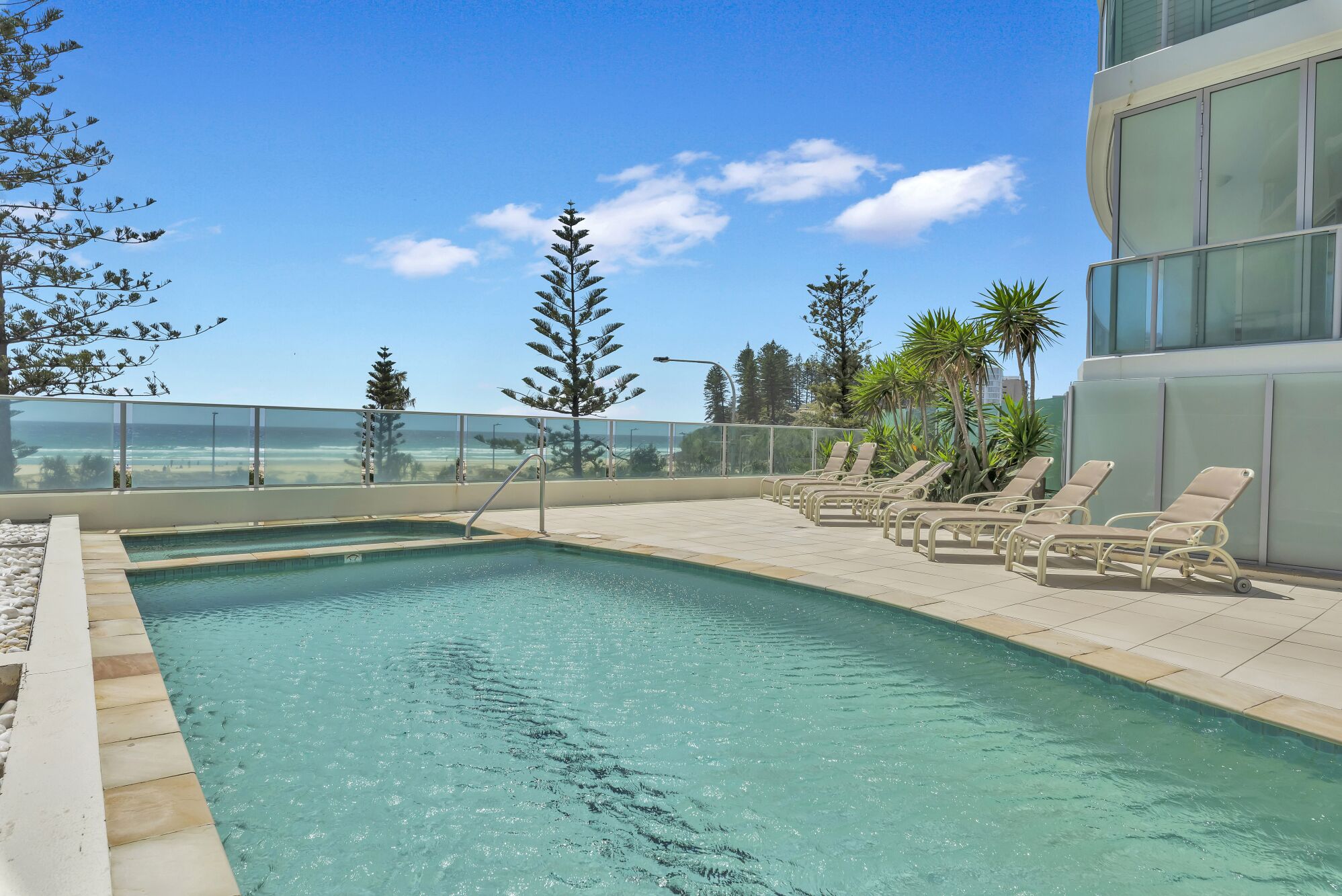 Ulkouima-allas, aurinkotuoleja