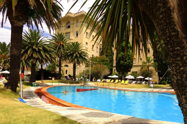 2 室内游泳池，室外游泳池，池畔遮阳伞