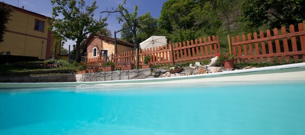 สระว่ายน้ำกลางแจ้ง, เก้าอี้อาบแดดริมสระ