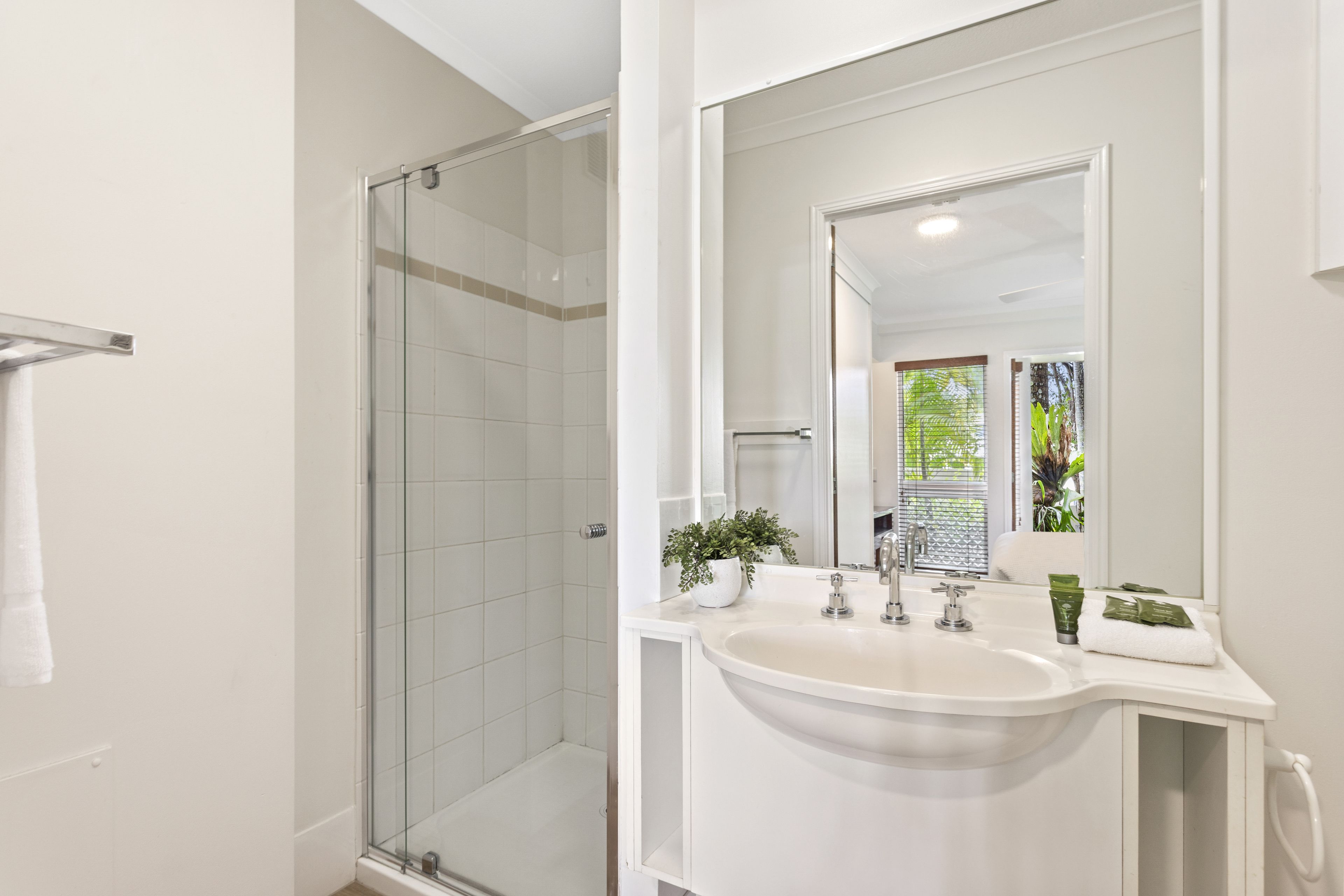 deluxe apartment, 2 bedrooms, pool view, ground floor | bathroom | combined shower/bathtub, free toiletries, hair dryer, shampoo