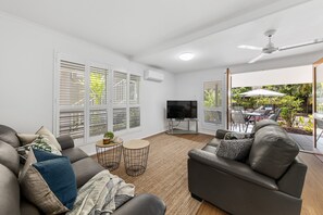 50-吋平面電視、數位頻道、電視、 DVD 播放機