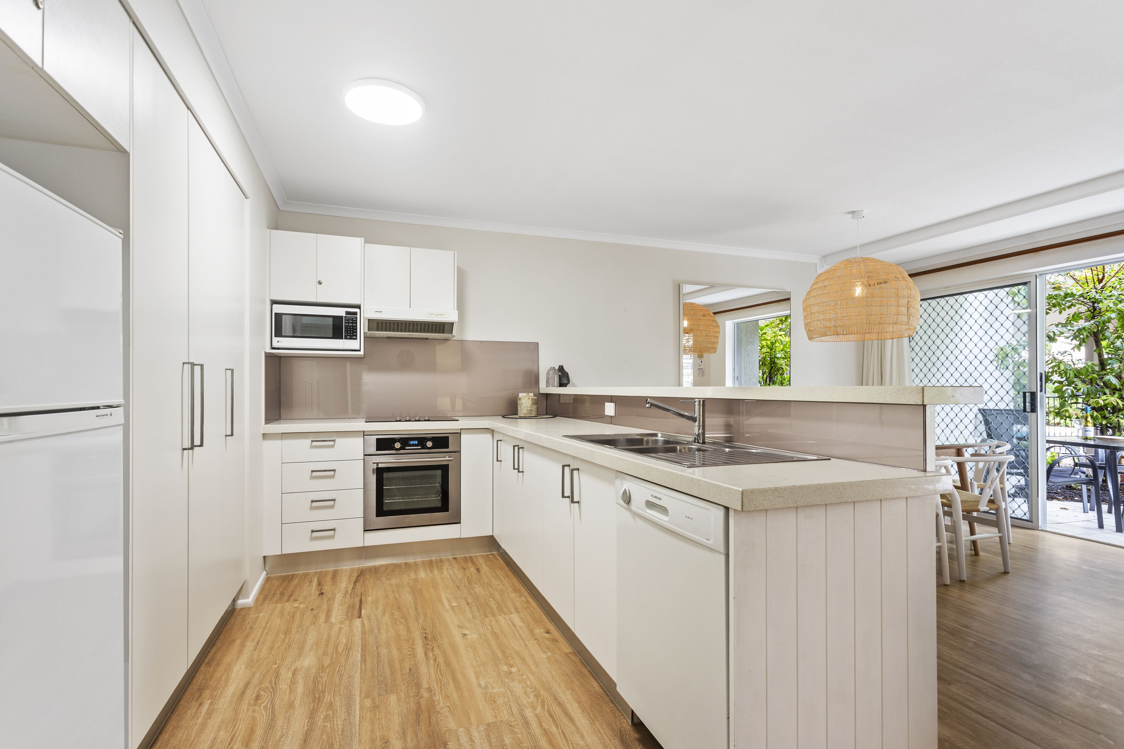 deluxe apartment, 2 bedrooms, pool view, ground floor | private kitchen | full-sized fridge, microwave, oven, stovetop