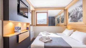 In-room safe, desk, soundproofing, free WiFi