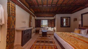 Honeymoon Suite | 1 bedroom, free minibar items, in-room safe, laptop workspace
