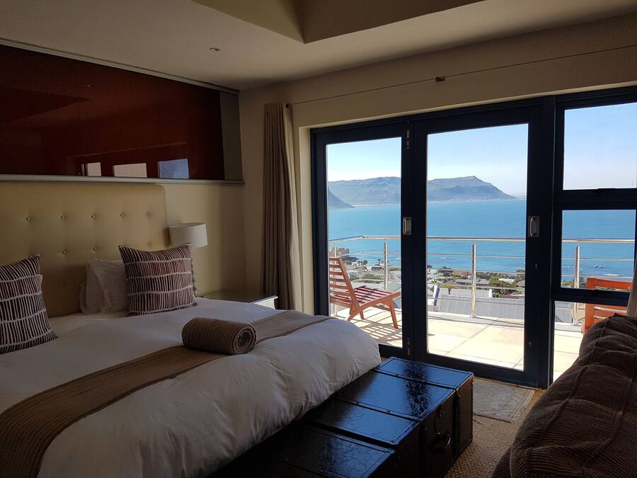 Premium bedding, in-room safe, free WiFi