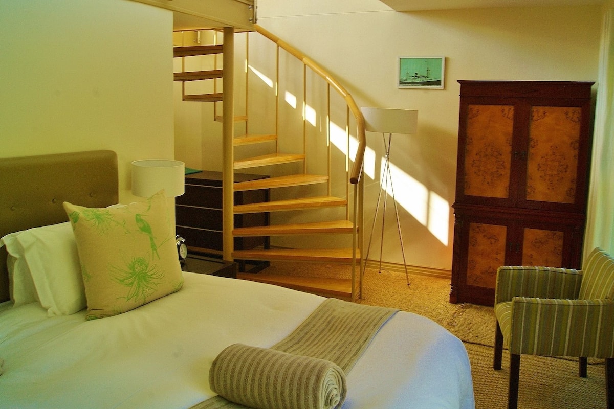 Premium bedding, in-room safe, free WiFi