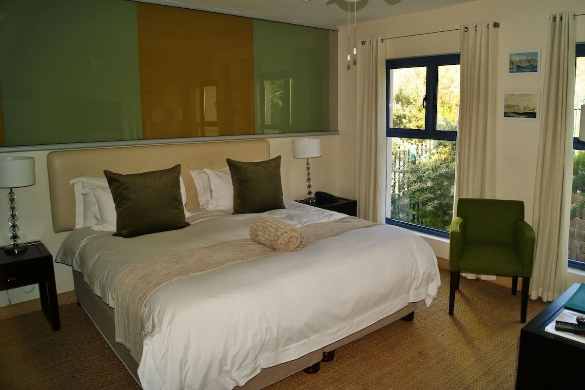 Premium bedding, in-room safe, free WiFi