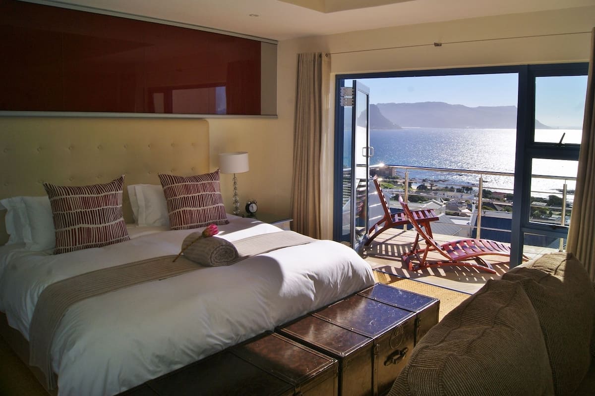 Premium bedding, in-room safe, free WiFi
