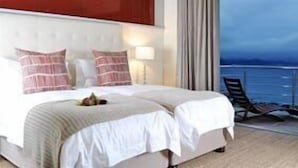 Ropa de cama de alta calidad y caja de seguridad en la habitación 