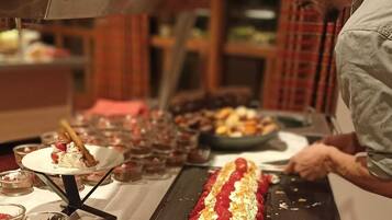 Frühstück, Mittagessen, Abendessen, lokale Küche