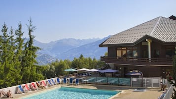 Seasonal outdoor pool, pool umbrellas, sun loungers