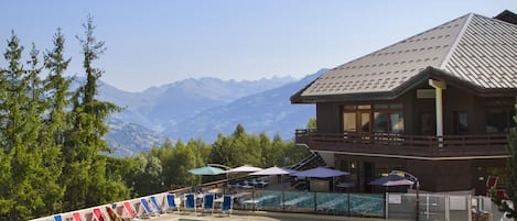 Seasonal outdoor pool, pool umbrellas, sun loungers