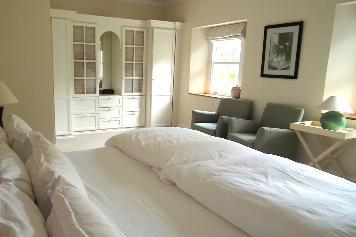 Quarto superluxo | Roupas de cama premium, cofres nos quartos, escrivaninha