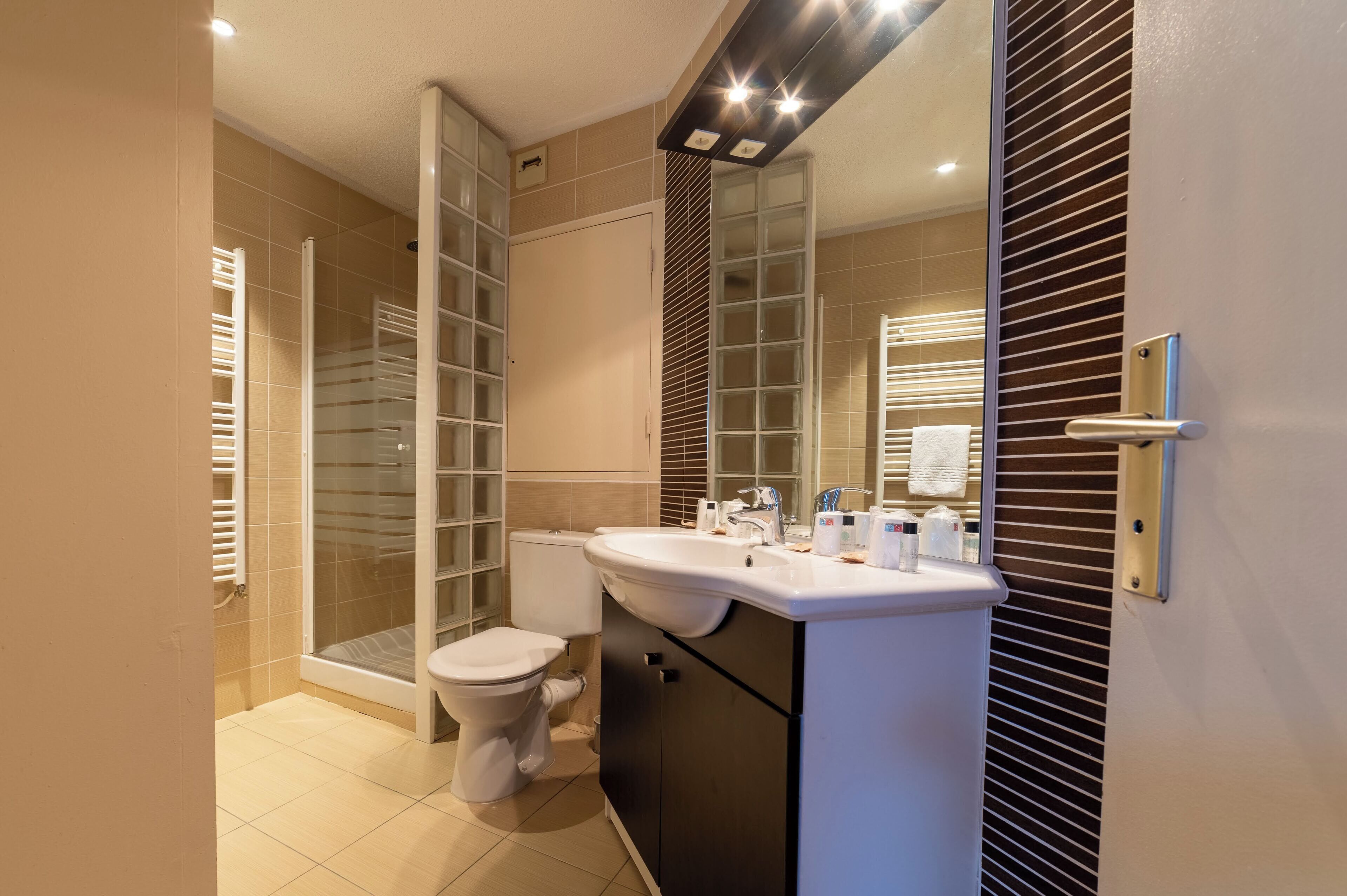 towels, toilet paper