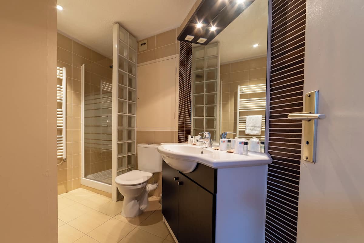 towels, toilet paper