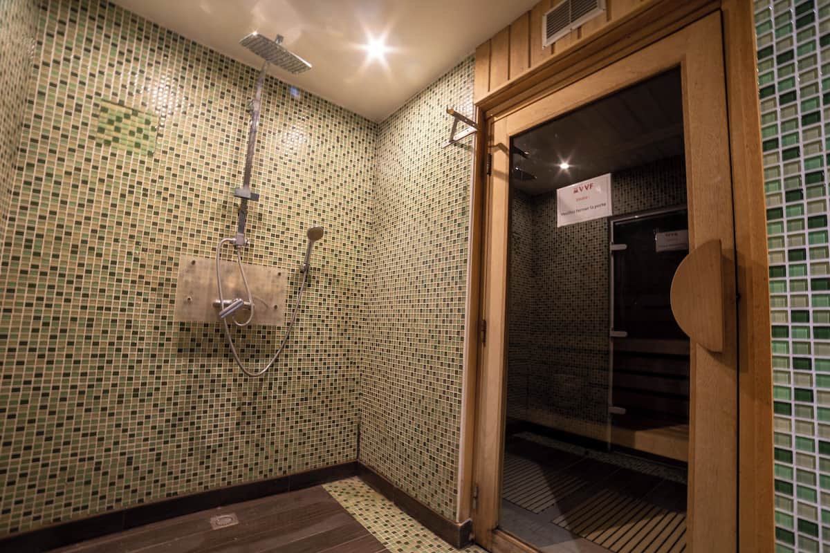 sauna, hot tub, steam room, 1 treatment room, massages