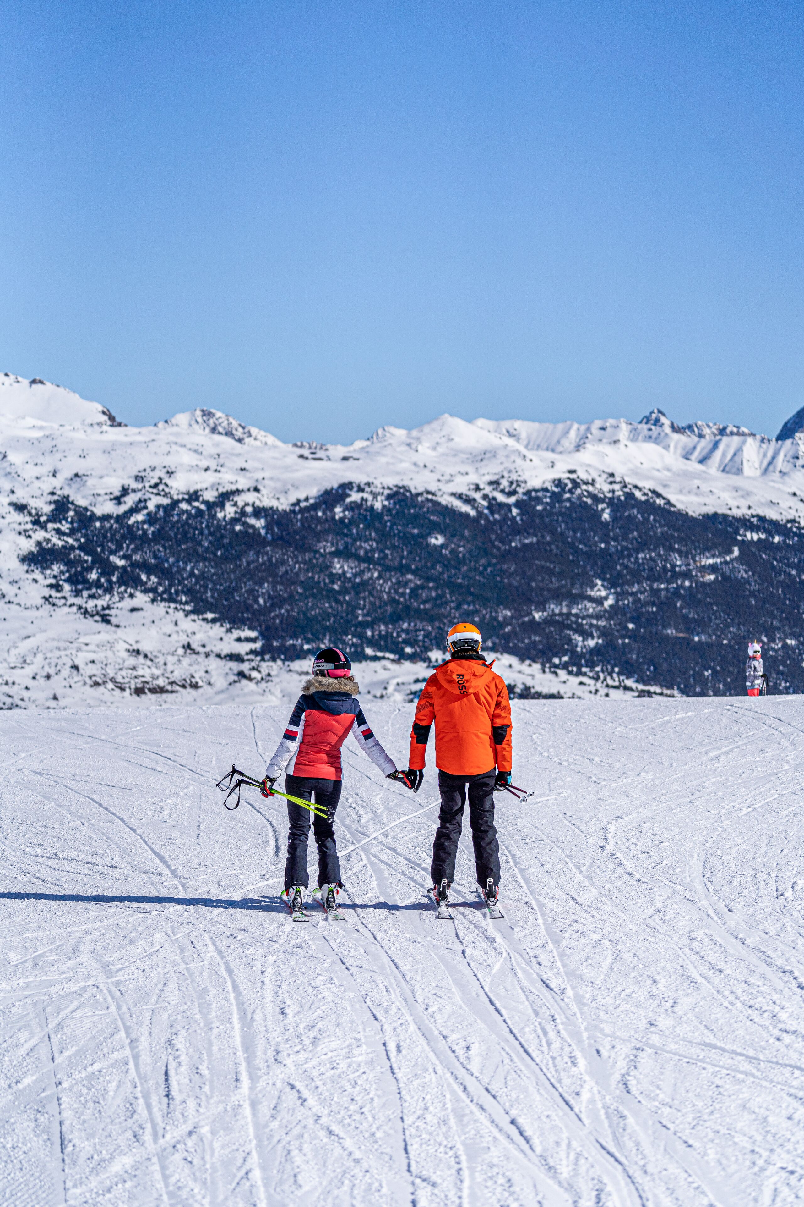 Pista da sci innevata con sciatori.