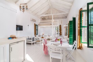 House (YELLOW) | Free WiFi, bed sheets