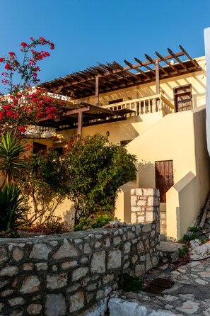 Nina Apartment | Free WiFi, bed sheets