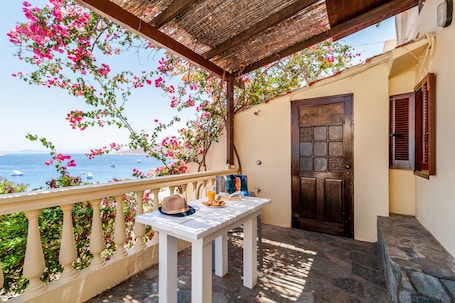 Nina Tholos | Wifi gratis y ropa de cama. Atlantis Houses