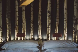 Junior-suite - balkon | Dundyner, minibar, pengeskab på værelset, individuel indretning