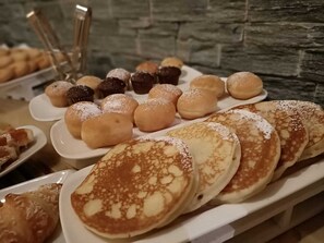 Petit déjeuner buffet servi tous les jours en supplément