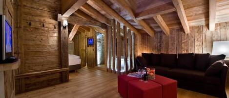 Luxury Suite, Balcony | Living area