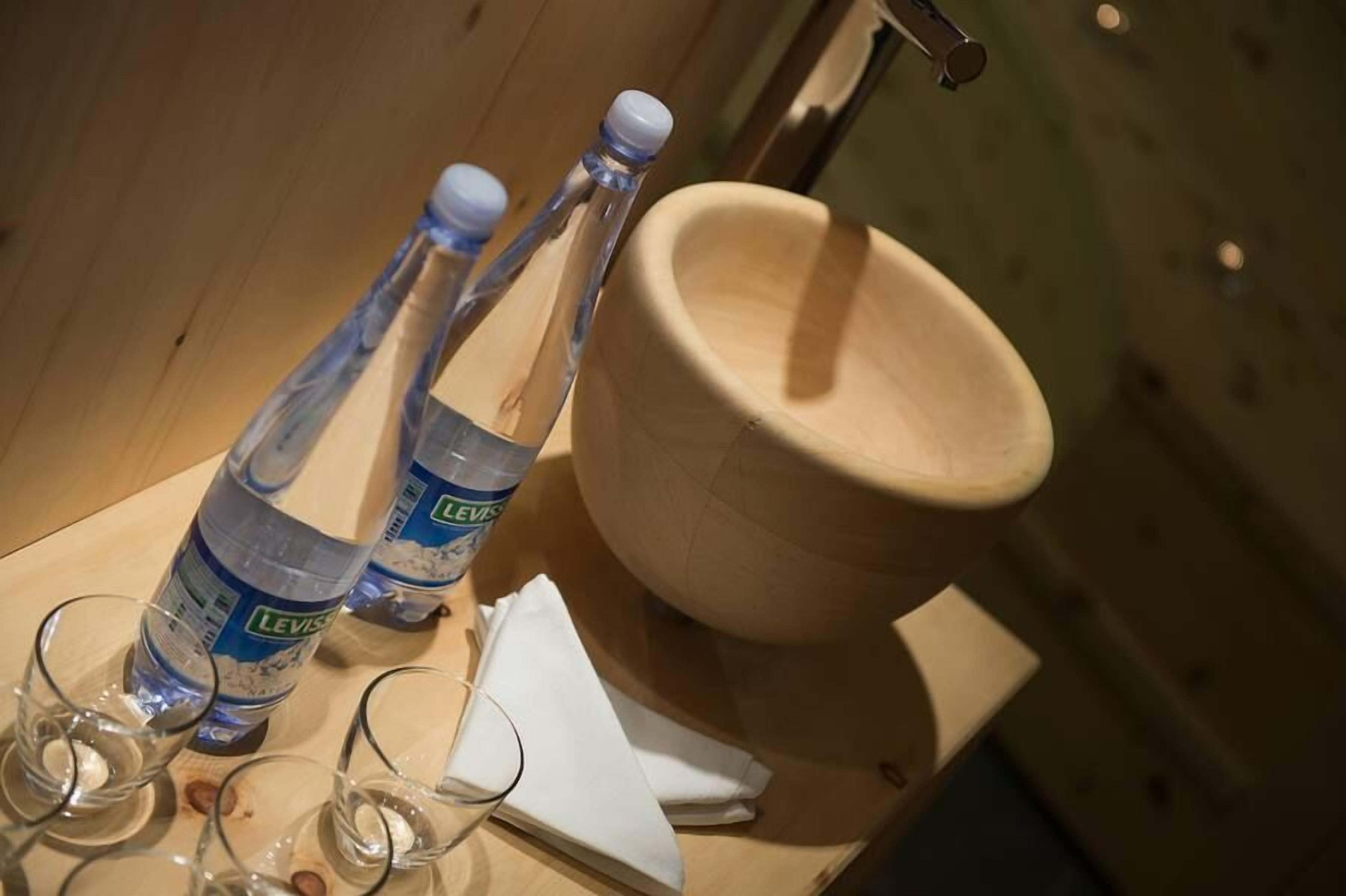 sauna, hot tub, steam room, turkish bath/hammam, body treatments