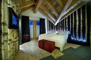 Suite junior, balcón | Edredón, minibar y caja de seguridad en la habitación 