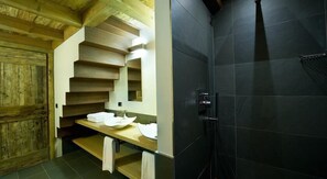 Luxe suite, balkon | Badkamer | Een regendouche, designer toiletartikelen, een haardroger, een bidet