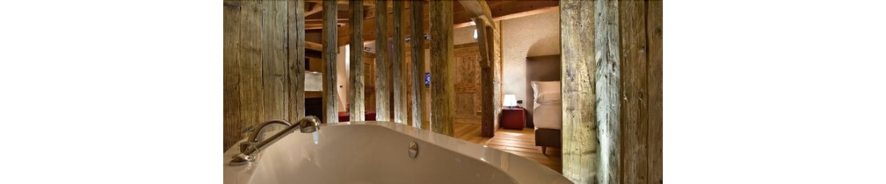 luxury suite, balcony | deep-soaking bathtub