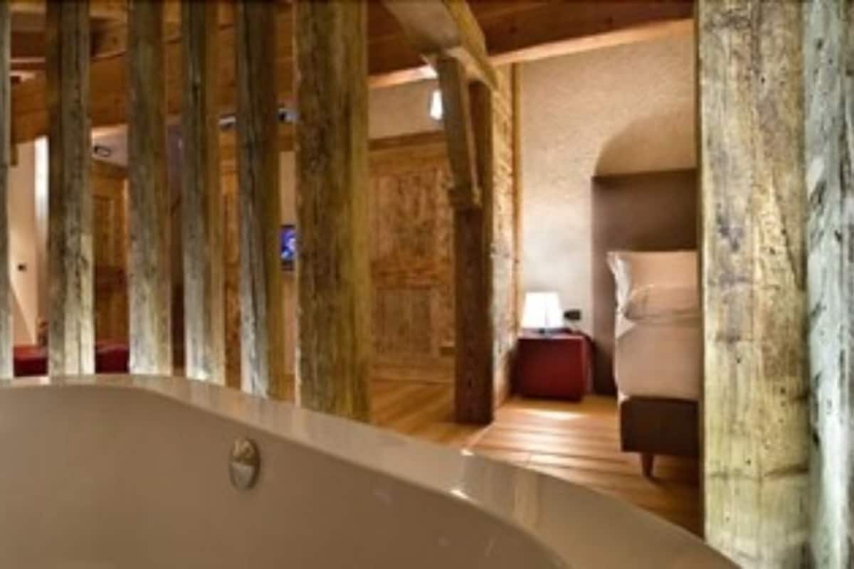 luxury suite, balcony | deep-soaking bathtub