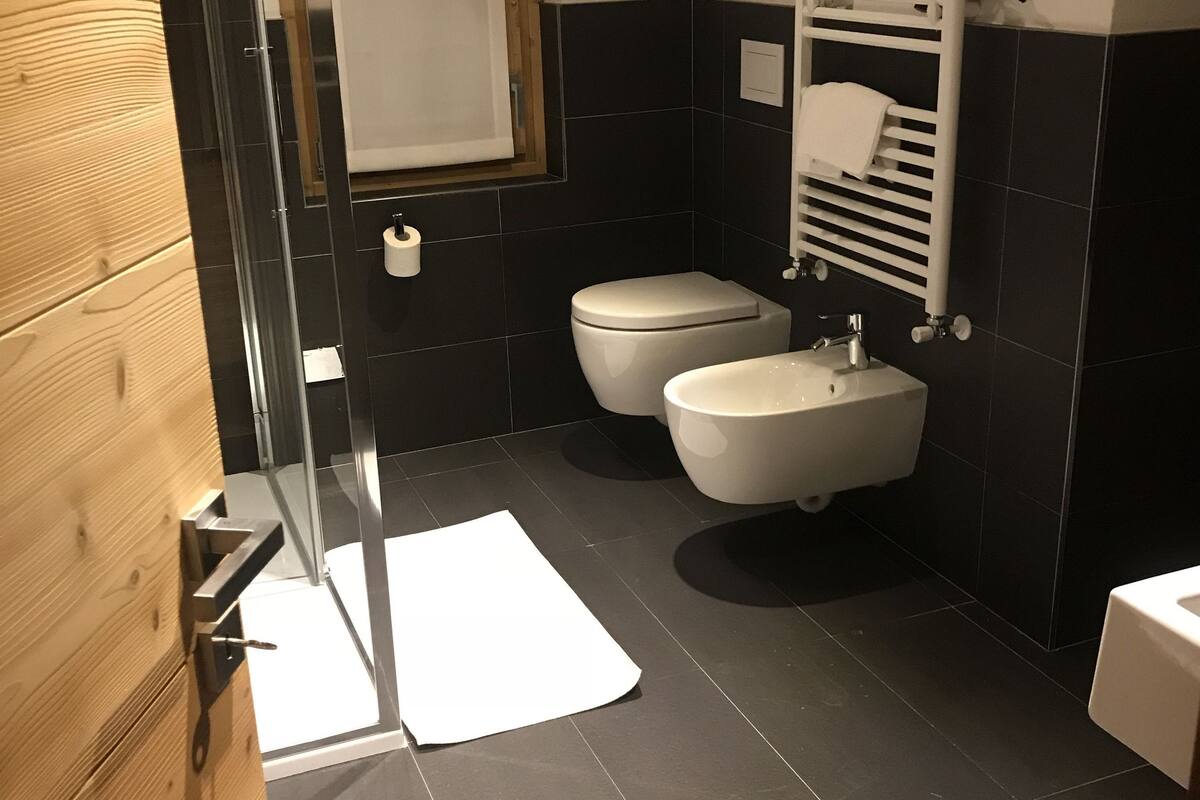 deluxe apartment, 2 bedrooms, kitchen | bathroom | rainfall showerhead, designer toiletries, hair dryer, bidet