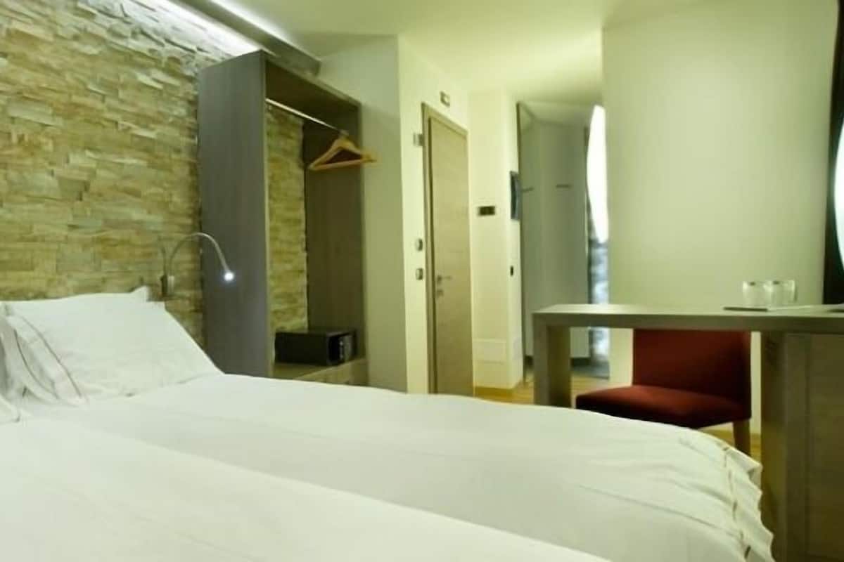 Chambre Standard double, terrasse, vue sur la cour intérieure | Couette en duvet, minibar, coffre-fort, ameublement unique