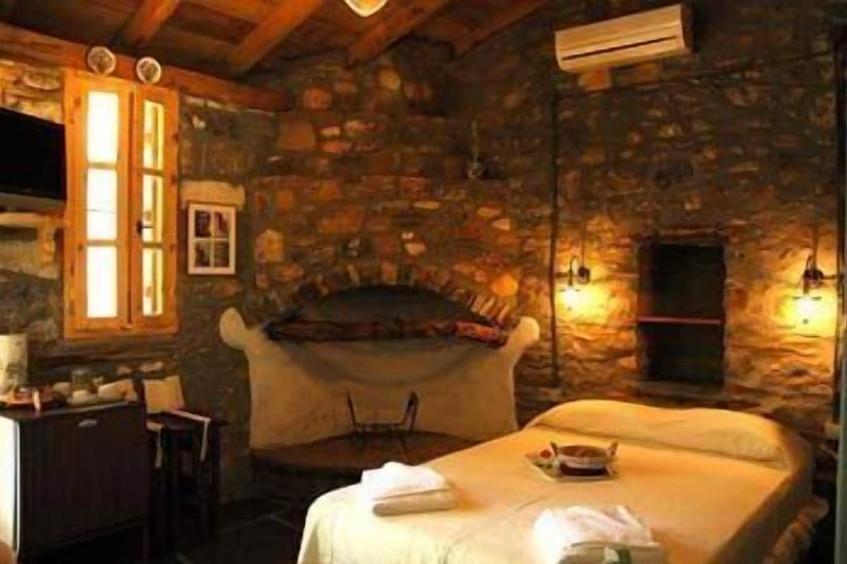 Traditional Double Room, 1 King Bed, Garden View | In-room safe, desk, rollaway beds, free WiFi