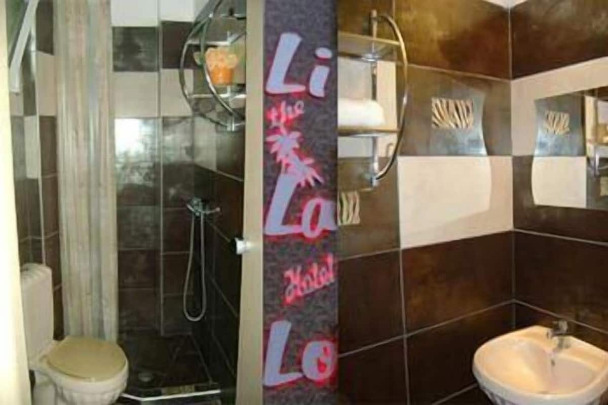 free toiletries, towels