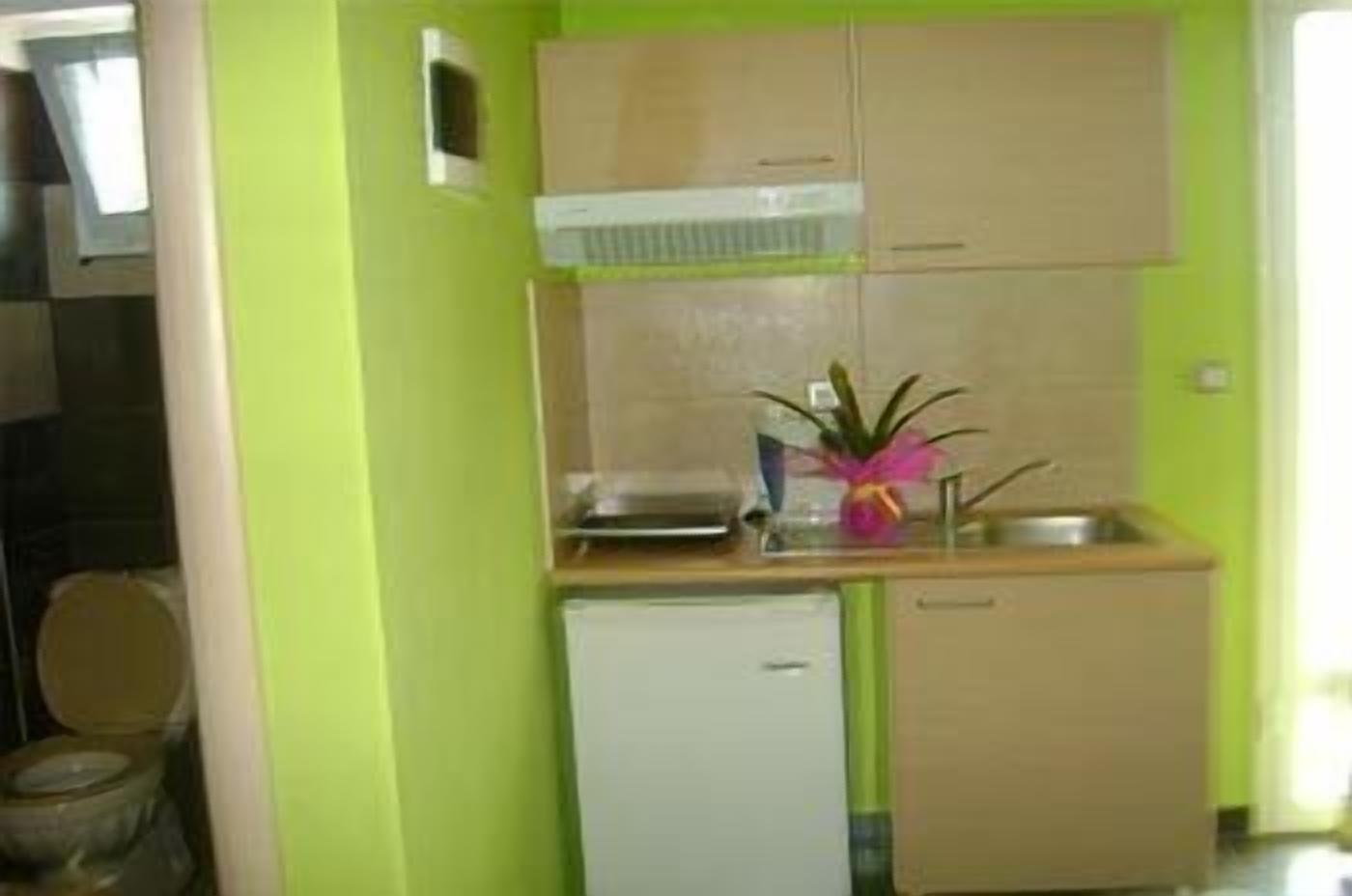 full-sized fridge, stovetop, electric kettle, cookware/dishes/utensils