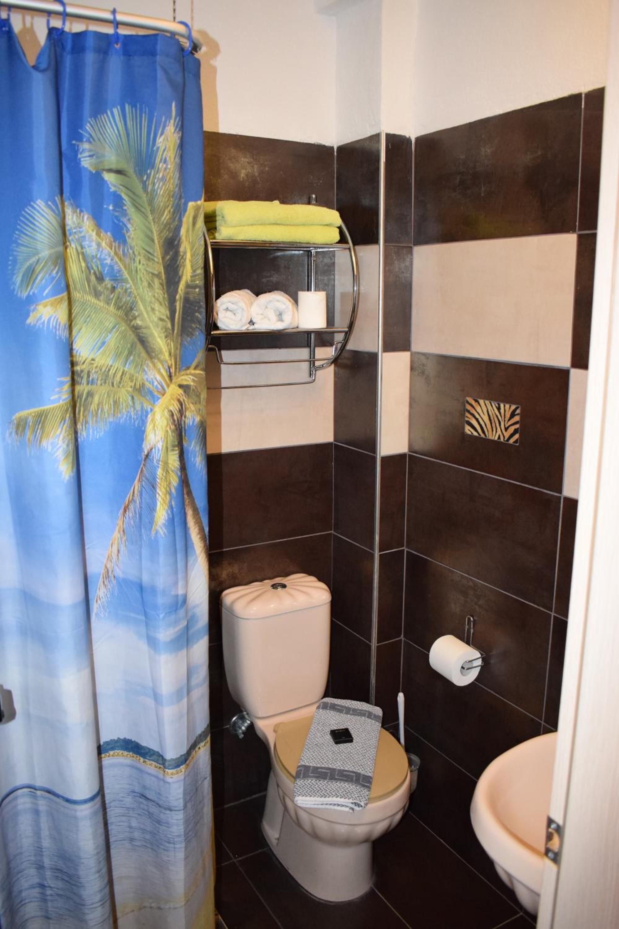 free toiletries, towels