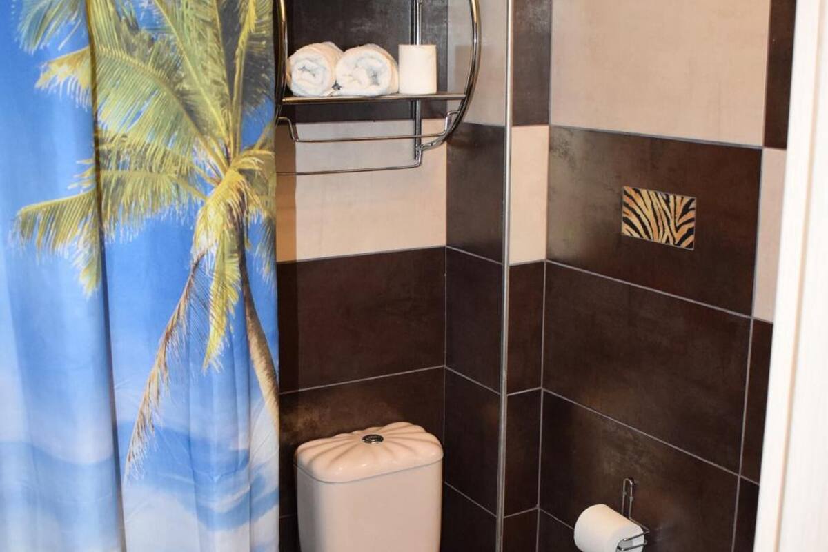 free toiletries, towels