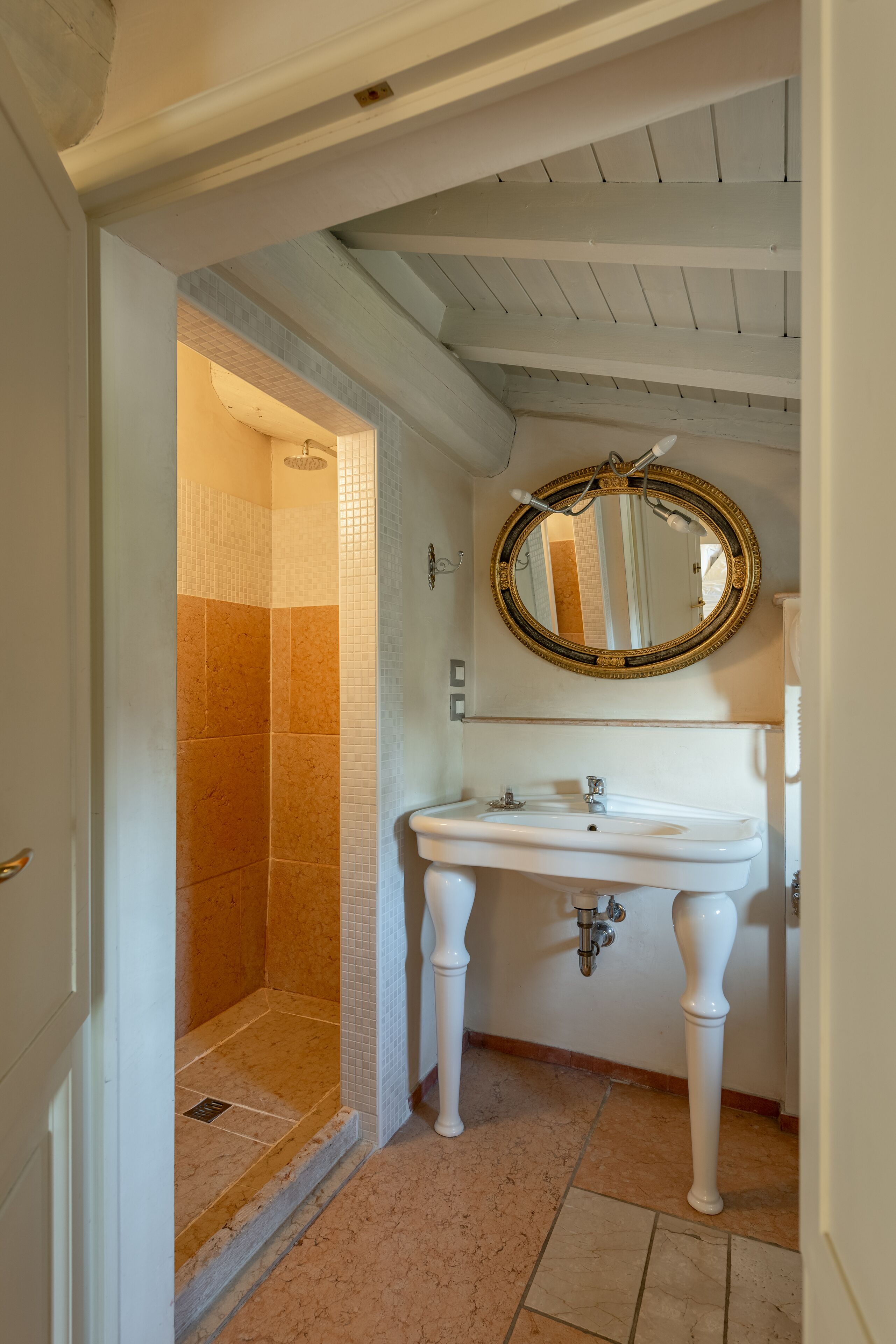 classic double room | bathroom | shower, free toiletries, hair dryer, towels