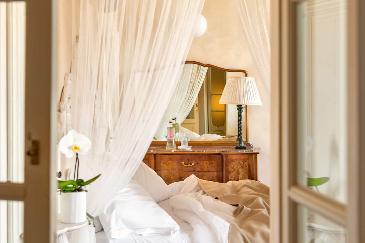 suite, non smoking | 1 bedroom, down duvets, minibar, in-room safe