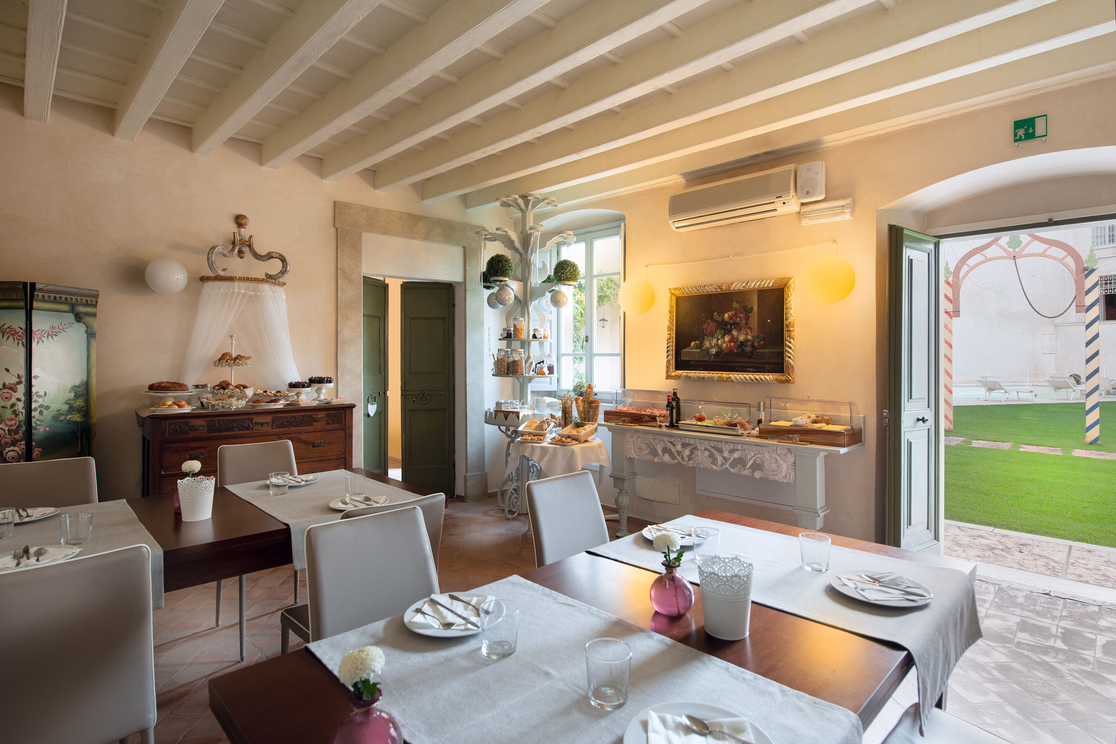 Tägliches Frühstücksbuffet (14 EUR pro Person)