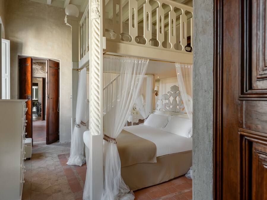 Suite | Selimut bulu angsa, minibar, brankas, dan meja kerja