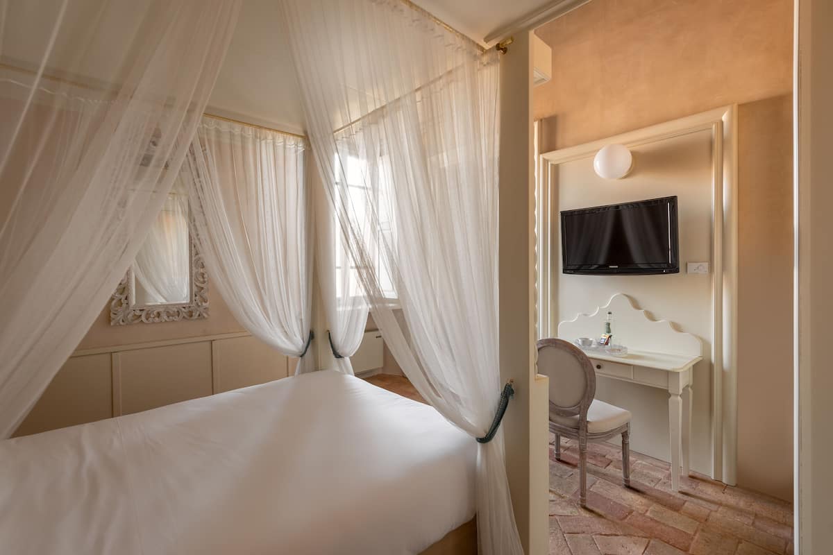 Superior Single Room | 1 bedroom, down comforters, minibar, in-room safe